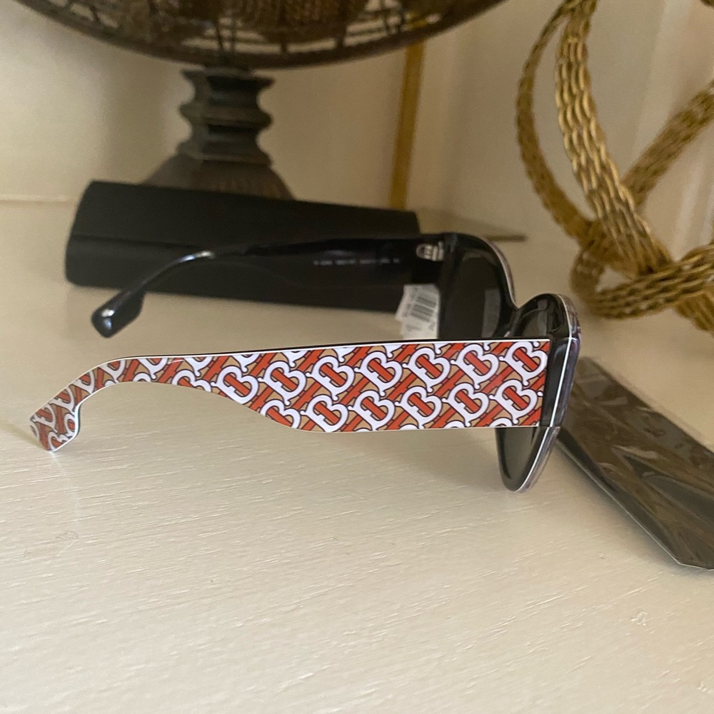 Sold❌Burberry 54mm Butterfly sunglasses 🔥 - Picture 4 of 16